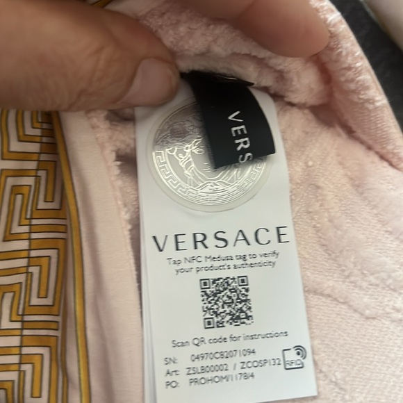 (𝐒𝐎𝐋𝐃)🥂𝐇𝐏!🥂Versace MEDUSA AMPLIFIED PRINT Slippers NWT - Picture 9 of 14